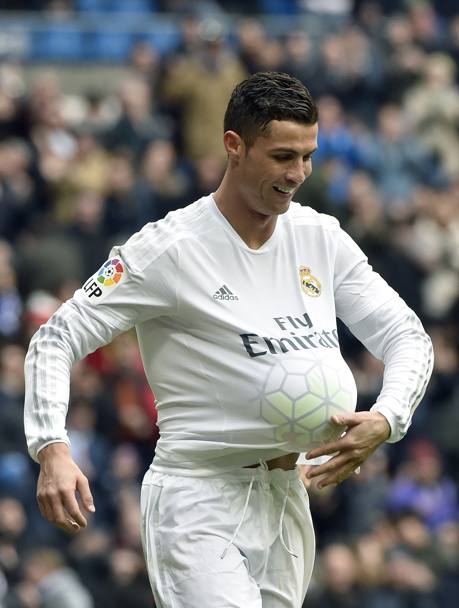 Ronaldo nasconde il pallone sotto la maglia: ora pu portarlo a casa. Afp
